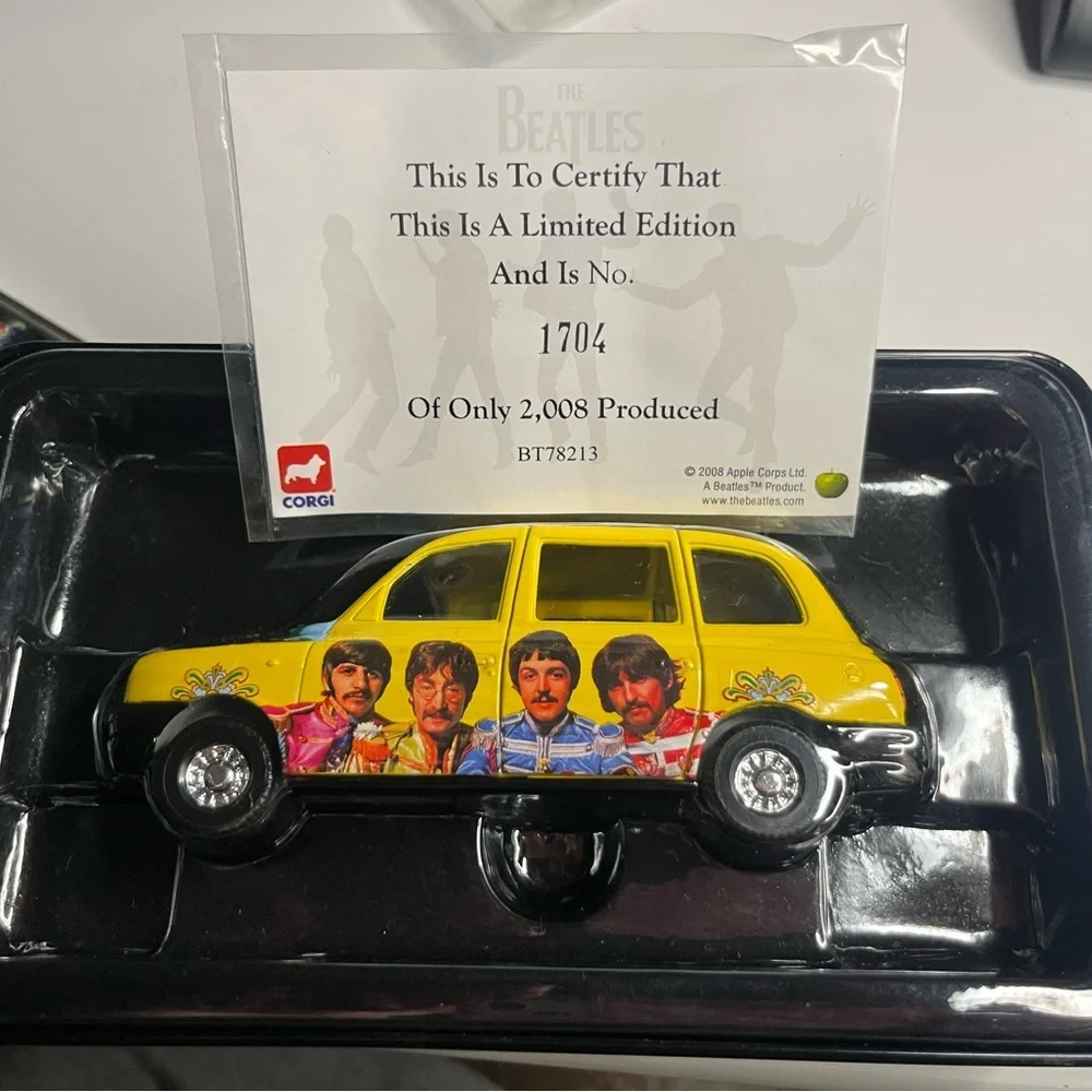 Corgi- The Beatles Sgt Peppper Album Cover London Taxi 2008 in collectors tin - Picture 2 of 6